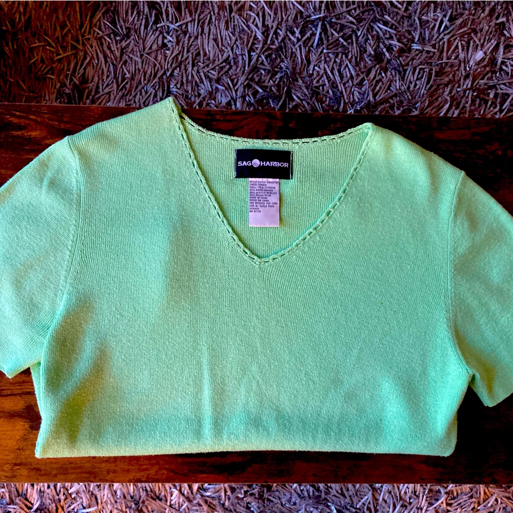 Women’s short sleeved light sweater shirt